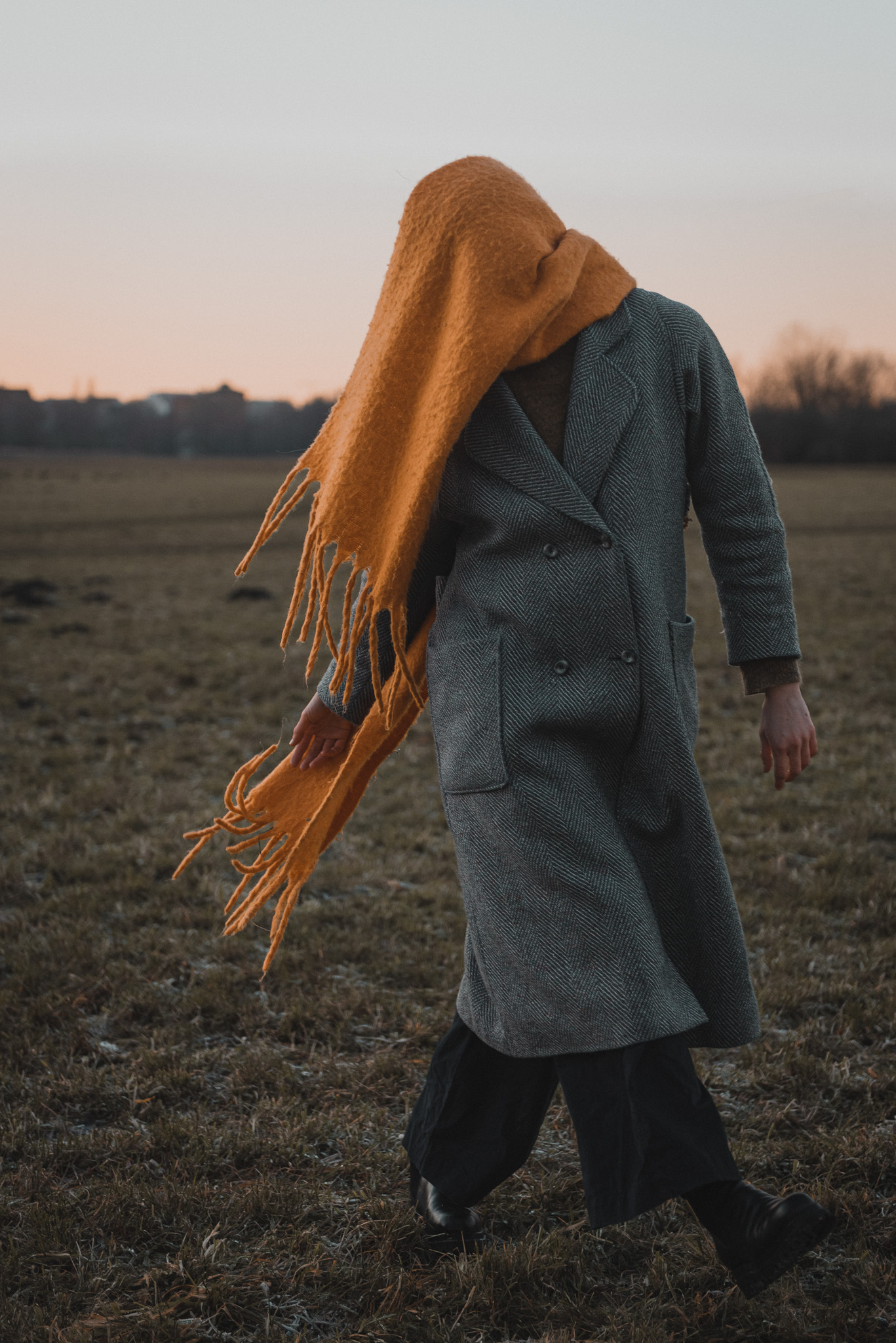 tänzerin tänzerportrait künstlerportrait editorial fine art fotografie orange farbtheorie charakterportrait emotion geschichte storytelling reportage portraitphotografie fotografin gwen böttger gwenolivia portrait mittelfranken nürnberg erlangen fürth authentisch ehrlich natürlich