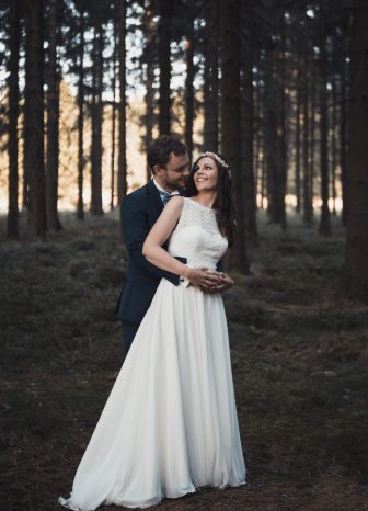 fotografin gwen böttger gwenolivia nürnberg fürth erlangen mittelfranken fotografie paarshooting coupleshooting elopement paarportraits fotoshooting liebe paar verliebt color farbe schwarz weiß natürlich authentisch gefühle lovestory geschichte glücklich ehrlich hochzeit wedding weddingphotographer hochzeitsfotografie braut bräutigam ohne schnick schnack waldhochzeit paarfotografie