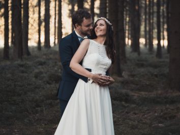 fotografin gwen böttger gwenolivia nürnberg fürth erlangen mittelfranken fotografie paarshooting coupleshooting elopement paarportraits fotoshooting liebe paar verliebt color farbe schwarz weiß natürlich authentisch gefühle lovestory geschichte glücklich ehrlich hochzeit wedding weddingphotographer hochzeitsfotografie braut bräutigam ohne schnick schnack waldhochzeit paarfotografie