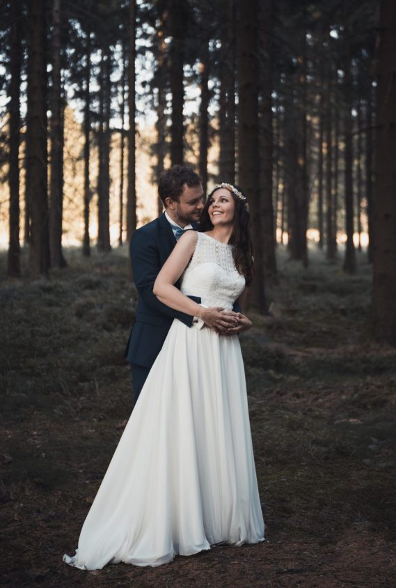fotografin gwen böttger gwenolivia nürnberg fürth erlangen mittelfranken fotografie paarshooting coupleshooting elopement paarportraits fotoshooting liebe paar verliebt color farbe schwarz weiß natürlich authentisch gefühle lovestory geschichte glücklich ehrlich hochzeit wedding weddingphotographer hochzeitsfotografie braut bräutigam ohne schnick schnack waldhochzeit paarfotografie