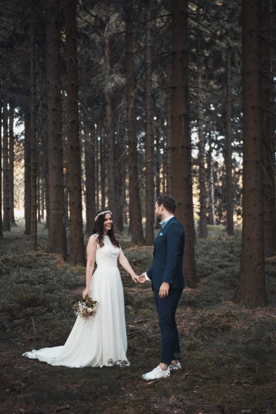 fotografin gwen böttger gwenolivia nürnberg fürth erlangen mittelfranken fotografie paarshooting coupleshooting elopement paarportraits fotoshooting liebe paar verliebt color farbe schwarz weiß natürlich authentisch gefühle lovestory geschichte glücklich ehrlich hochzeit wedding weddingphotographer hochzeitsfotografie braut bräutigam ohne schnick schnack waldhochzeit paarfotografie