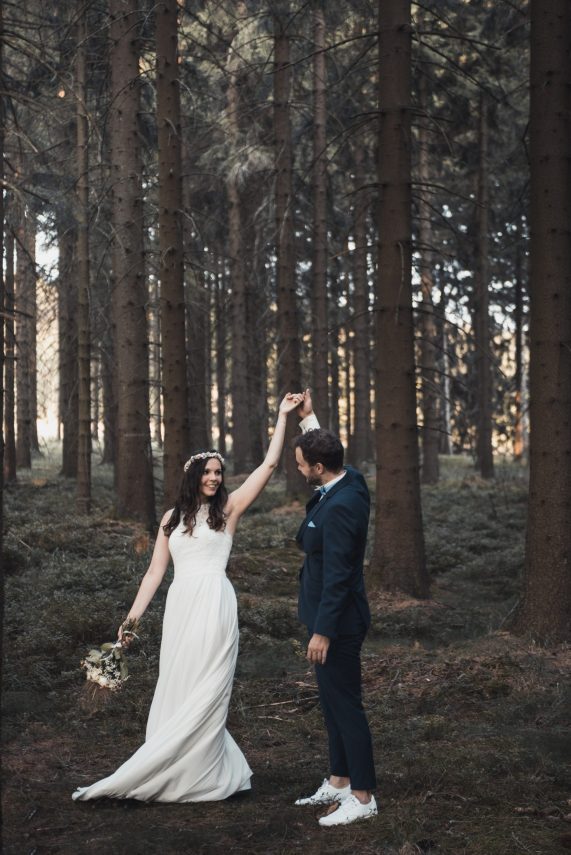 fotografin gwen böttger gwenolivia nürnberg fürth erlangen mittelfranken fotografie paarshooting coupleshooting elopement paarportraits fotoshooting liebe paar verliebt color farbe schwarz weiß natürlich authentisch gefühle lovestory geschichte glücklich ehrlich hochzeit wedding weddingphotographer hochzeitsfotografie braut bräutigam ohne schnick schnack waldhochzeit paarfotografie