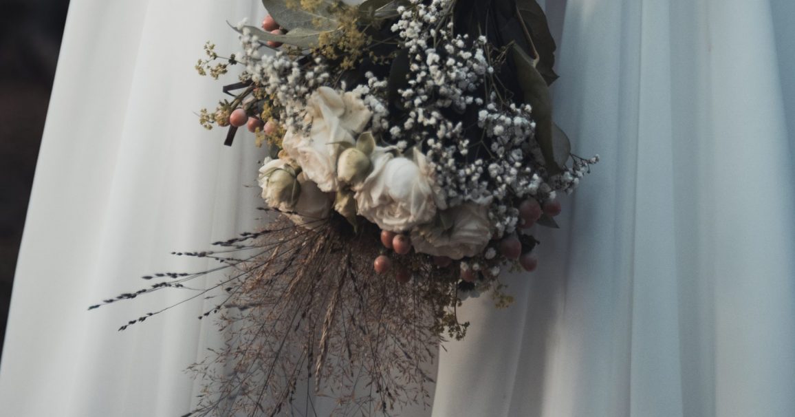 fotografin gwen böttger gwenolivia nürnberg fürth erlangen mittelfranken fotografie paarshooting coupleshooting elopement paarportraits fotoshooting liebe paar verliebt color farbe schwarz weiß natürlich authentisch gefühle lovestory geschichte glücklich ehrlich hochzeit wedding weddingphotographer hochzeitsfotografie braut bräutigam ohne schnick schnack waldhochzeit paarfotografie