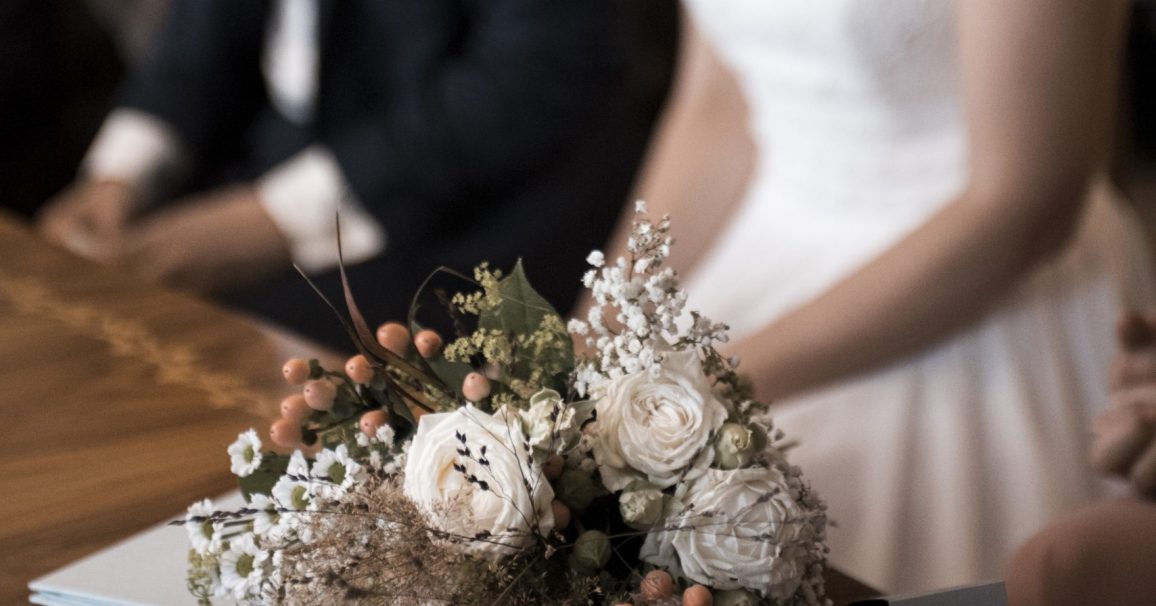 fotografin gwen böttger gwenolivia nürnberg fürth erlangen mittelfranken fotografie paarshooting coupleshooting elopement paarportraits fotoshooting liebe paar verliebt color farbe schwarz weiß natürlich authentisch gefühle lovestory geschichte glücklich ehrlich hochzeit wedding weddingphotographer hochzeitsfotografie braut bräutigam ohne schnick schnack waldhochzeit paarfotografie