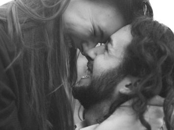fotografin gwen böttger gwenolivia nürnberg fürth erlangen mittelfranken fotografie paarshooting coupleshooting elopement paarportraits fotoshooting liebe paar verliebt color farbe schwarz weiß natürlich authentisch gefühle lovestory geschichte glücklich ehrlich paarfotografie