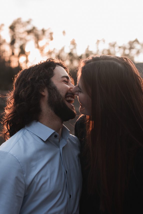 fotografin gwen böttger gwenolivia nürnberg fürth erlangen mittelfranken fotografie paarshooting coupleshooting elopement paarportraits fotoshooting liebe paar verliebt color farbe schwarz weiß natürlich authentisch gefühle lovestory geschichte glücklich ehrlich kuss paarfotografie