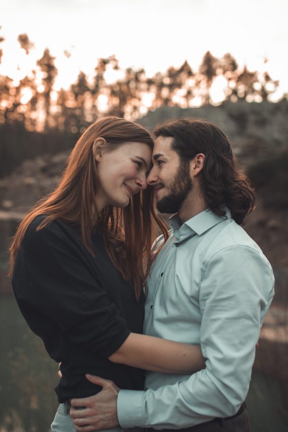 fotografin gwen böttger gwenolivia nürnberg fürth erlangen mittelfranken fotografie paarshooting coupleshooting elopement paarportraits fotoshooting liebe paar verliebt color farbe schwarz weiß natürlich authentisch gefühle lovestory geschichte glücklich ehrlich sonnenuntergang paarfotografie