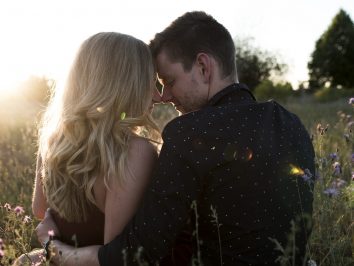 fotografin gwen böttger gwenolivia nürnberg fürth erlangen mittelfranken fotografie paarshooting coupleshooting elopement paarportraits fotoshooting liebe paar verliebt color farbe schwarz weiß natürlich authentisch gefühle lovestory geschichte glücklich ehrlich baby babybauch newbornshooting babybauchfotografie familie familienshooting paarfotografie
