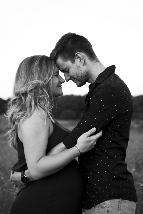 fotografin gwen böttger gwenolivia nürnberg fürth erlangen mittelfranken fotografie paarshooting coupleshooting elopement paarportraits fotoshooting liebe paar verliebt color farbe schwarz weiß natürlich authentisch gefühle lovestory geschichte glücklich ehrlich baby babybauch newbornshooting babybauchfotografie familie familienshooting paarfotografie