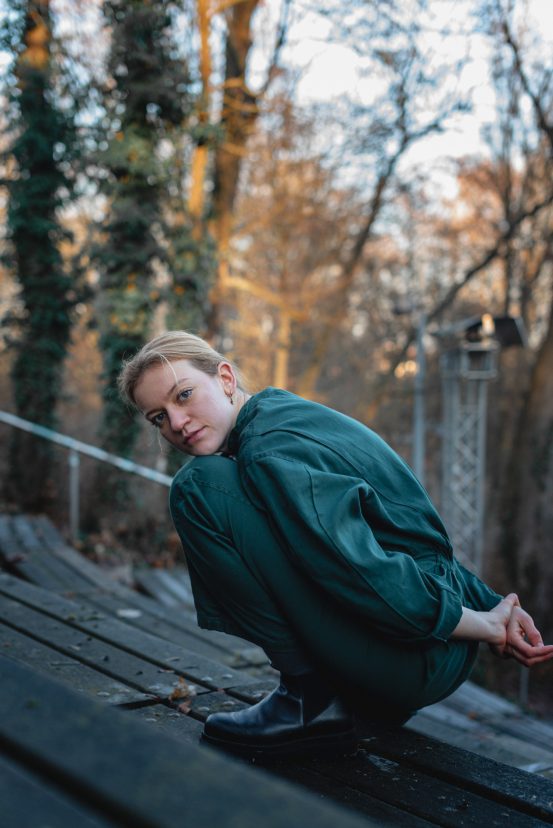 tänzerin tänzerportrait künstlerportrait editorial fine art fotografie orange farbtheorie charakterportrait emotion geschichte storytelling reportage portraitphotografie fotografin gwen böttger gwenolivia portrait mittelfranken nürnberg erlangen fürth authentisch ehrlich natürlich